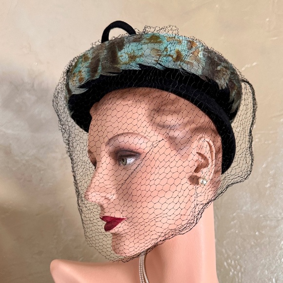 ALLURING 1940s\' BLACK FELT TILT HAT - POINTY CROWN/BRIM COVERED IN AQUA FEATHERS main image 6